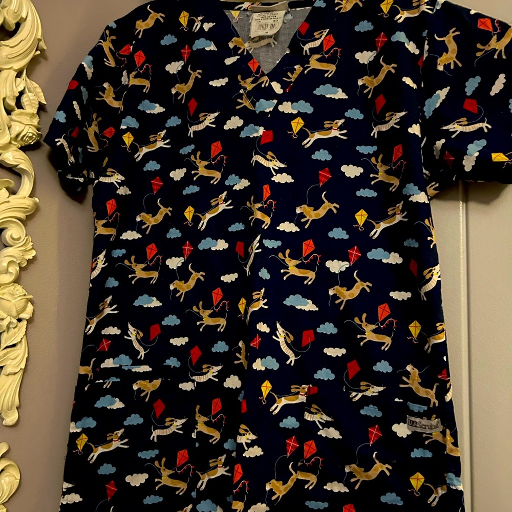 Scrub Top M Dogs Kites UA Great Shape!